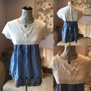 Cute loose fitting top, blue and white